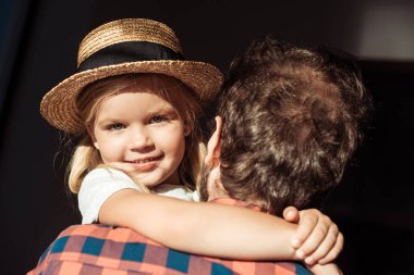 Hasır Şapkalı çocuk