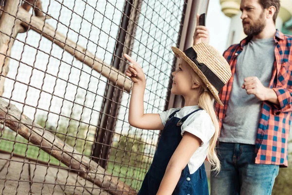 Baba ve kızı Hayvanat Bahçesi