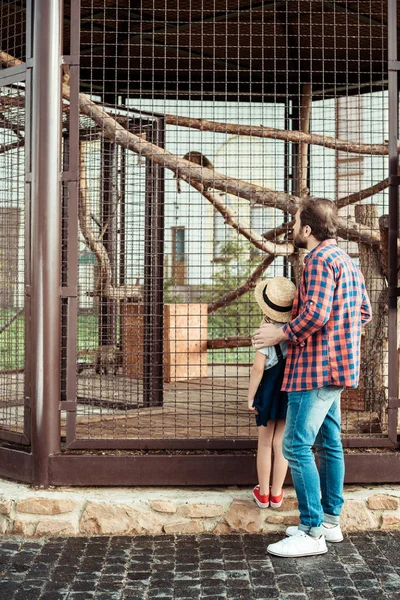 Padre e hija en el zoológico — Foto de Stock