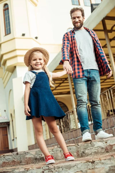 Padre e figlia che si tengono per mano — Foto Stock