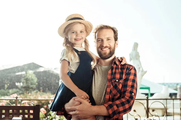 Baba holding kız ellerinde