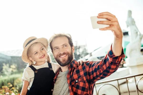 Familia tomando selfie —  Fotos de Stock