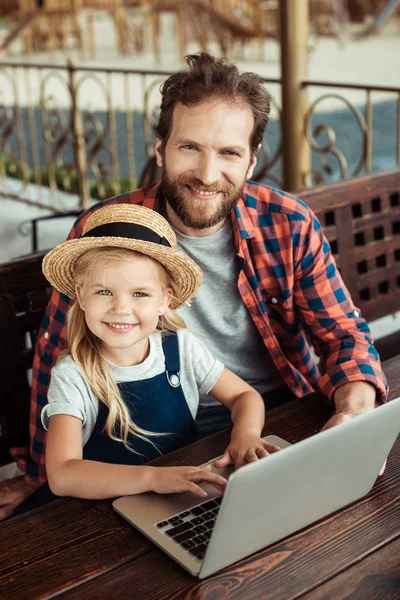 Familia usando laptop — Foto de Stock