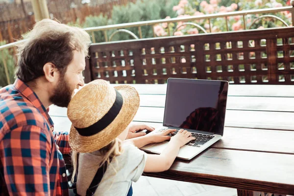 Laptopot használó család — Stock Fotó