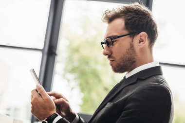 Akıllı telefon kullanan iş adamı