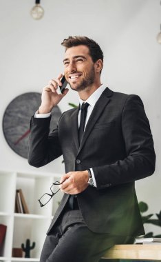 telefonla konuşan işadamı