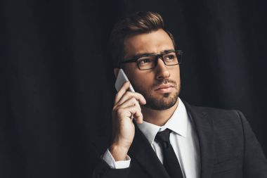 telefonla konuşan işadamı 