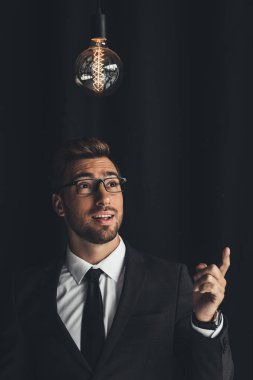 ampul ile yakışıklı işadamı