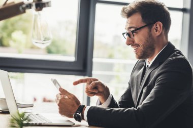 Akıllı telefon kullanan iş adamı