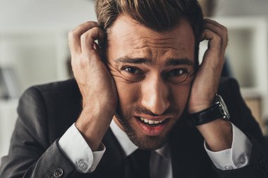 kafa tutan depresif iş adamı