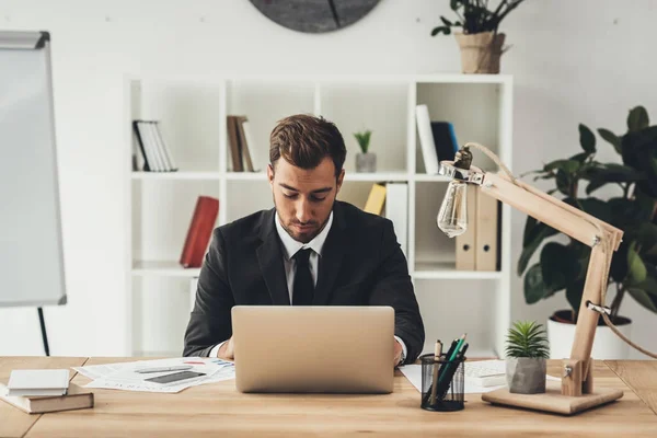 Homme d'affaires travaillant avec un ordinateur portable — Photo