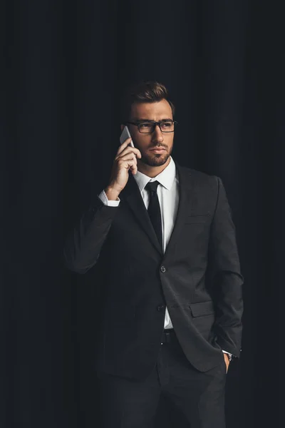 Uomo d'affari che parla per telefono — Foto Stock
