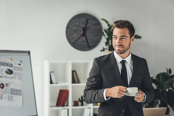 Affärsman med kopp kaffe — Stockfoto