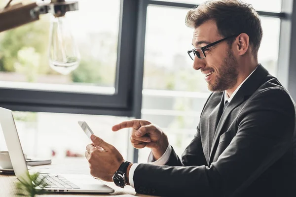 Zakenman met smartphone — Stockfoto