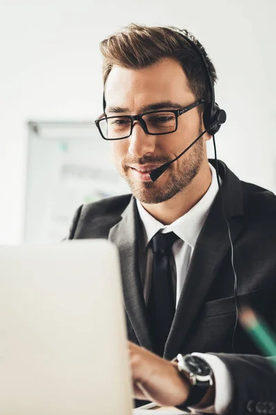 Trabalhador de call center — Fotografia de Stock