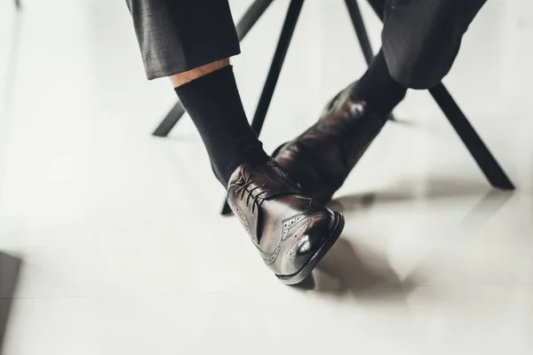 Homem de negócios em sapatos de couro elegantes — Fotografia de Stock