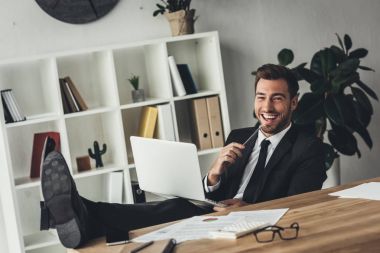 İşadamı dizüstü bilgisayarla çalışıyor
