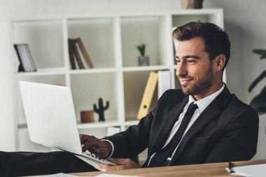 İşadamı dizüstü bilgisayarla çalışıyor