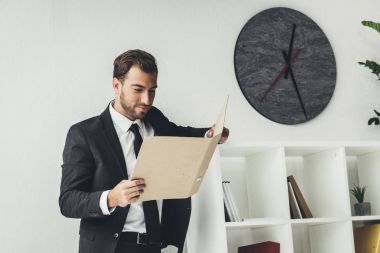 Belgeler klasörü ile işadamı