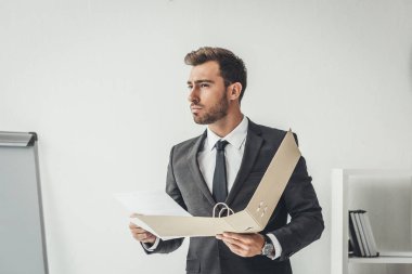 Belgeler klasörü ile işadamı