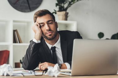 Uyuyan overworked işadamı