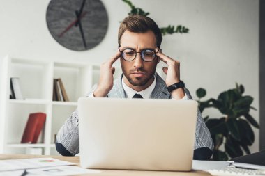 dizüstü bilgisayar ile yoğun iş adamı