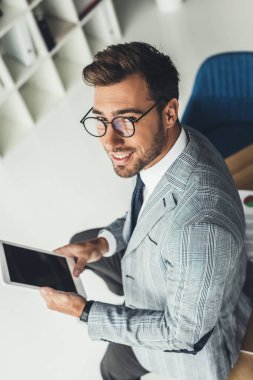 Dijital tablet kullanan işadamı 