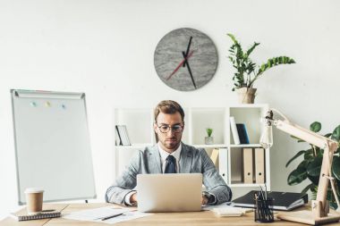 İşadamı dizüstü bilgisayarla çalışıyor