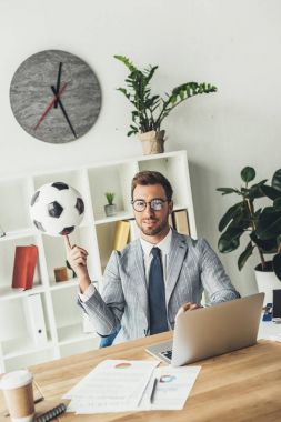 işadamı iplik futbol topu üstünde parmak