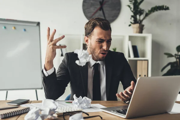 Businessman throwing crumpled papers — Stock Photo, Image