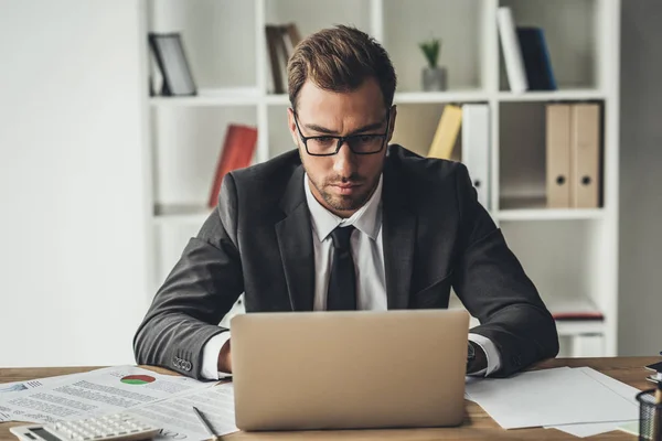 Empresario trabajando con portátil — Foto de Stock