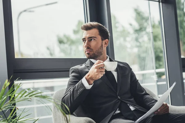 Businessman drinking coffee — Stock Photo, Image