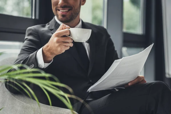 Uomo d'affari che beve caffè — Foto Stock