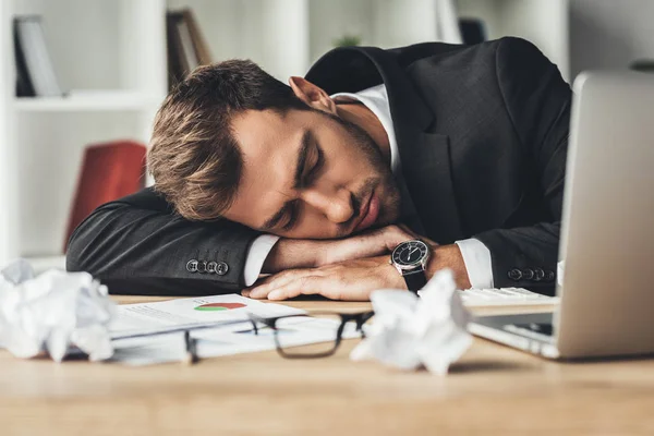 Slapende overwerkte zakenman — Stockfoto