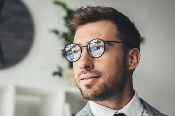 Hombre de negocios en traje elegante y gafas graduadas — Foto de Stock