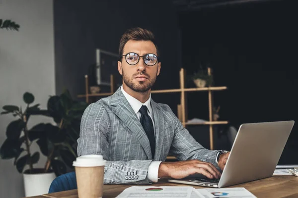 Zakenman werkt met laptop — Stockfoto