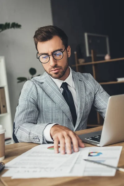 Empresário fazendo papelada no escritório — Fotografia de Stock