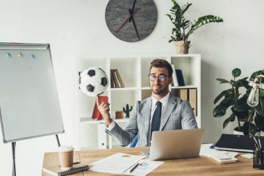 işadamı iplik futbol topu üstünde parmak