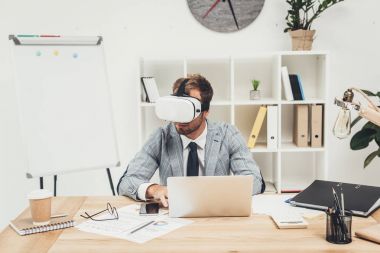 işadamı vr kulaklık