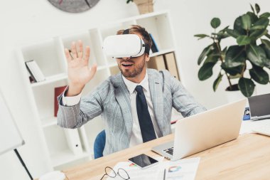 işadamı vr kulaklık