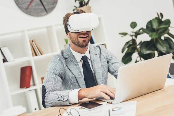 Businessman in vr headset — Stock Photo, Image