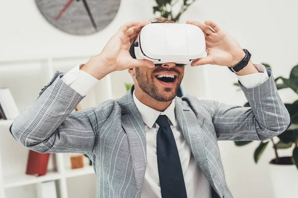 Geschäftsmann im vr-Headset — Stockfoto