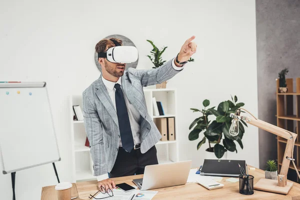 işadamı vr kulaklık