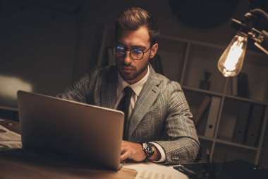 İşadamı dizüstü bilgisayarla çalışıyor