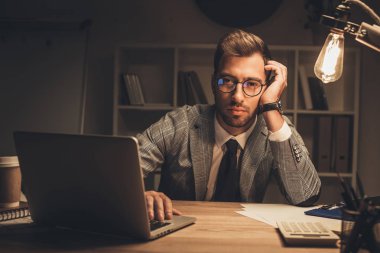 işadamı karanlık boş ofis