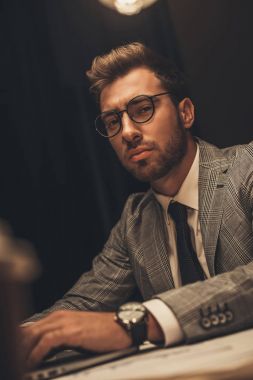 İşadamı dizüstü bilgisayarla çalışıyor