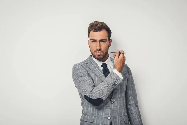 Бізнесмен малює себе олівцем — стокове фото