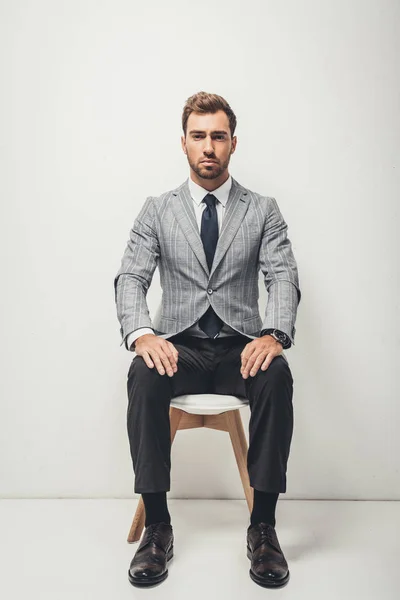 Biznesmen siedzący na krześle — Zdjęcie stockowe