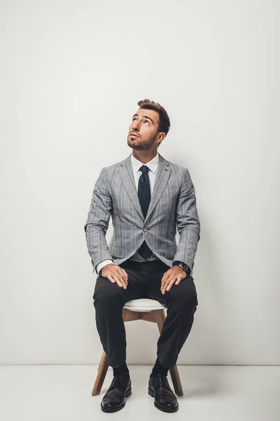 Бизнесмен сидит на стуле — стоковое фото