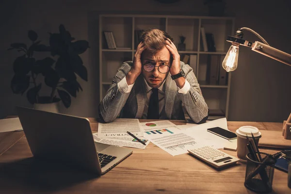 Uomo d'affari oberato di lavoro con scartoffie — Foto Stock